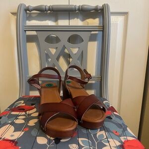 Cushionaire brown sandals